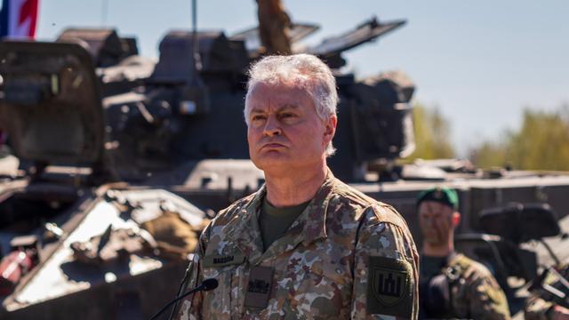 Litauens Präsident Gitanas Nauseda bei einem Truppenbesuch im Mai