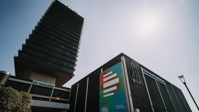 Das Kölner Funkhaus des Deutschlandradios in der Froschperspektive und mit einfallenden Sonnenlicht