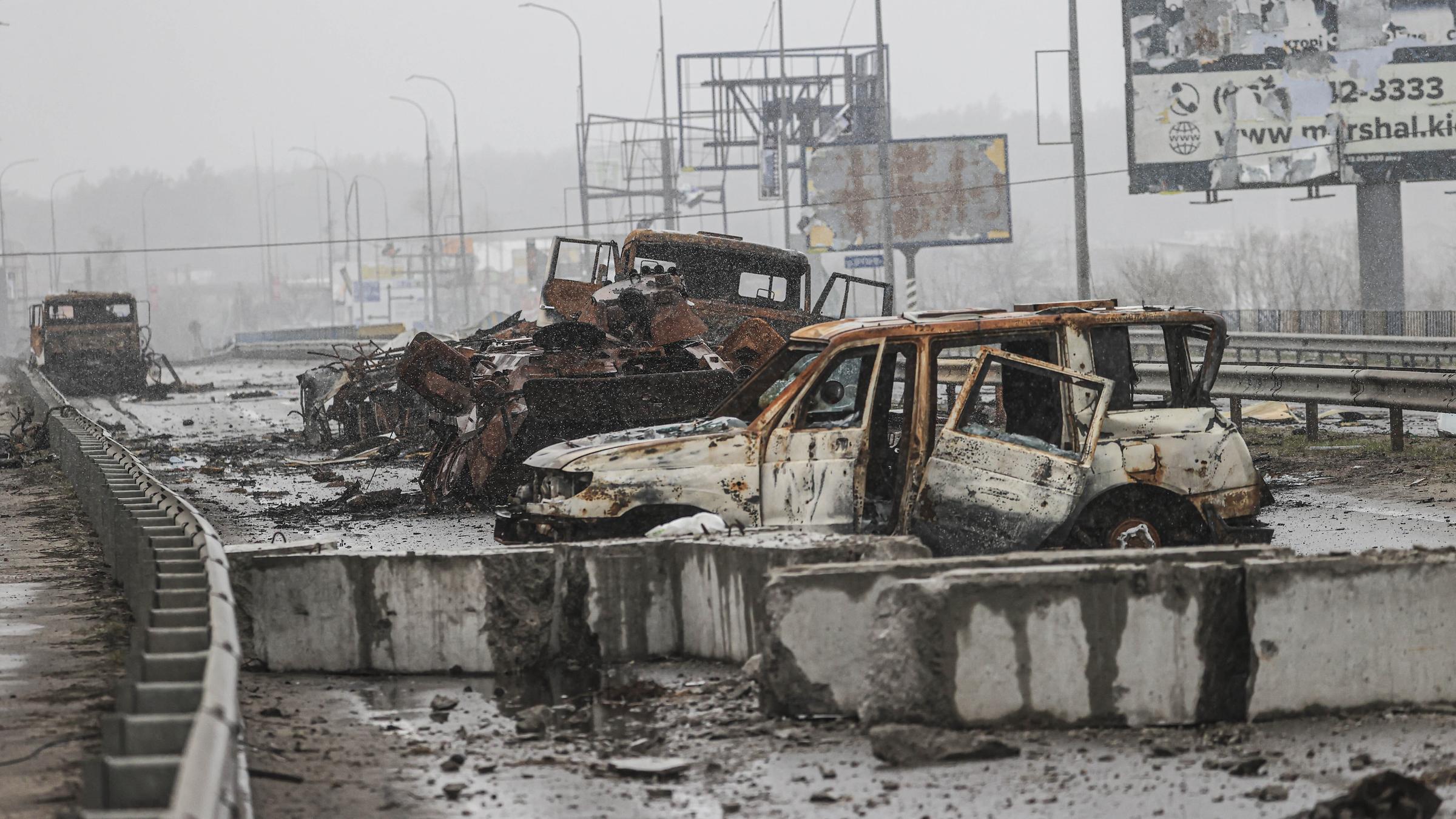 Apokalyptische Bilder: Nach dem Angriff Russlands liegt Butscha in Trümmern. Zu sehen sind ausgebrannte Autowracks auf einer Autobahn. Apokalyptische Bilder: Nach dem Angriff Russlands liegt Butscha in Trümmern. Zu sehen sind ausgebrannte Autowracks auf einer Autobahn.