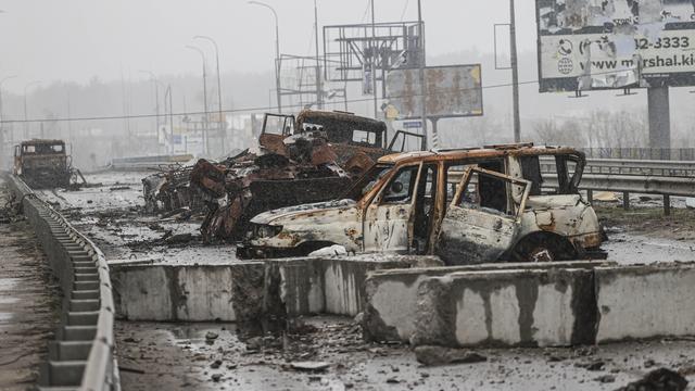 Apokalyptische Bilder: Nach dem Angriff Russlands liegt Butscha in Trümmern. Zu sehen sind ausgebrannte Autowracks auf einer Autobahn. 