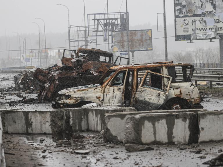 Apokalyptische Bilder: Nach dem Angriff Russlands liegt Butscha in Trümmern. Zu sehen sind ausgebrannte Autowracks auf einer Autobahn. 