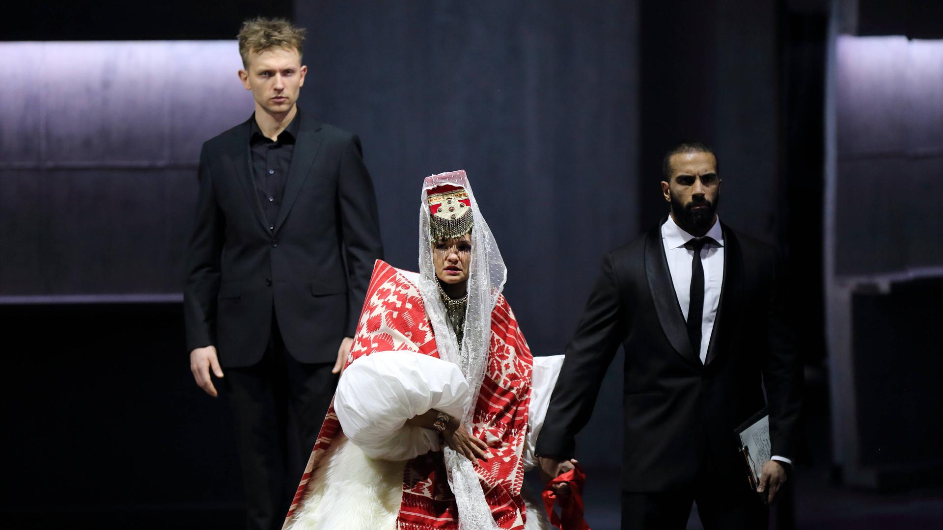 Der russische Theaterregisseur Kirill Serebrennikov inszeniert die Oper "Cosi fan Tutte" an der Komischen Oper in Berlin. Der russische Theaterregisseur Kirill Serebrennikov inszeniert die Oper "Cosi fan Tutte" an der Komischen Oper in Berlin.
