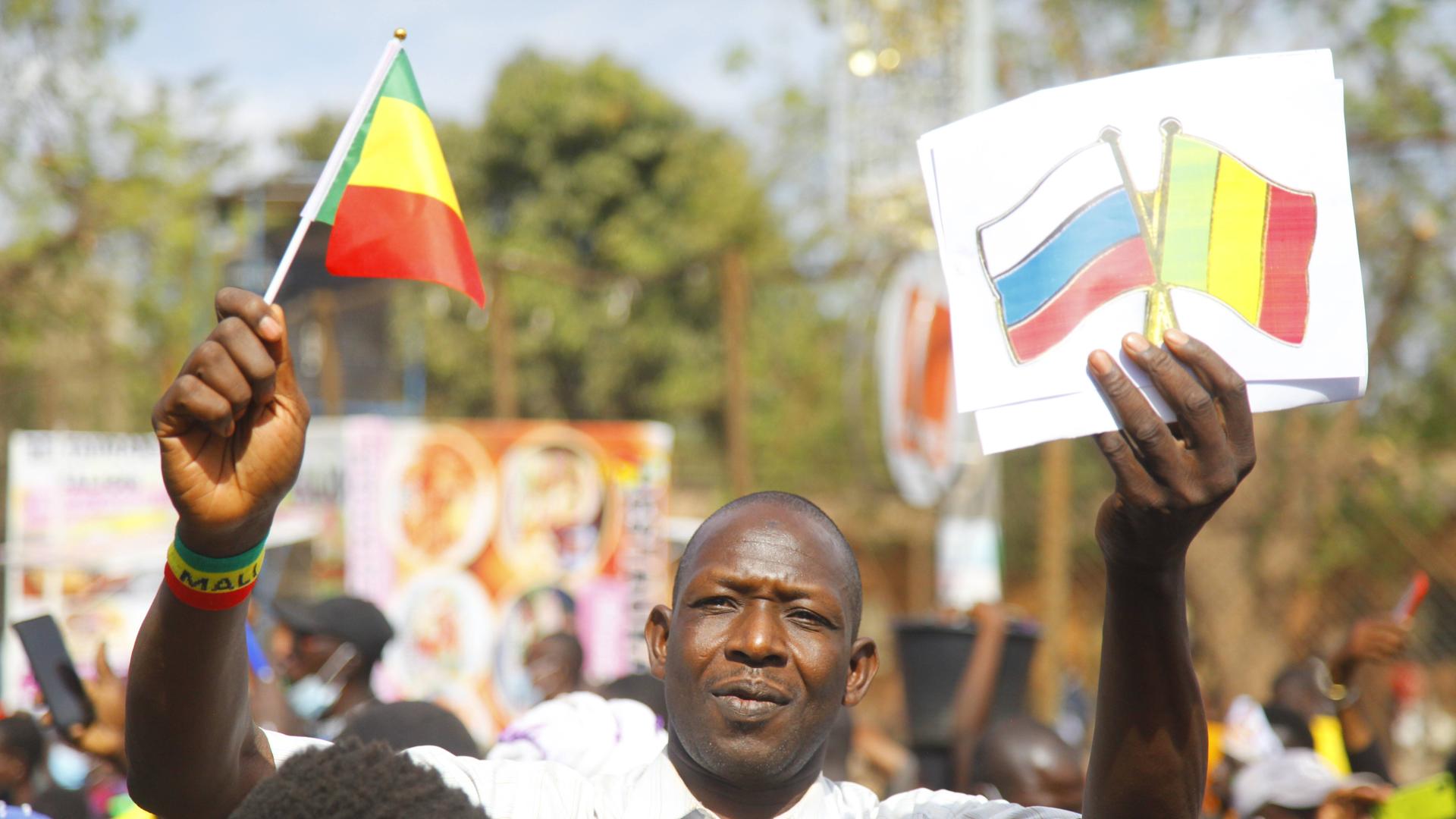 Demonstrationen in Mali mit russischen Flaggen. 