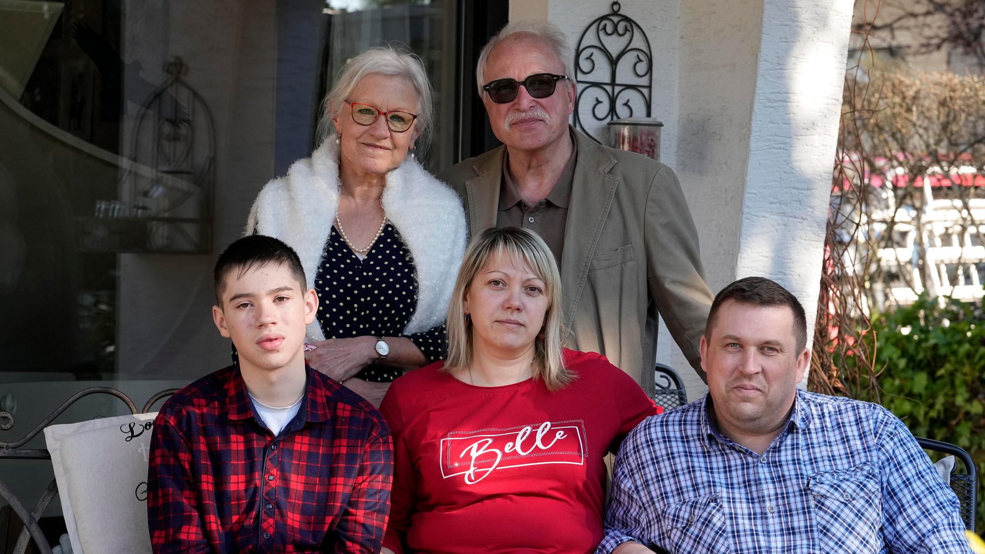 Die ukrainische Familie Horbachenko mit ihren deutschen Gastgebern Peter und Beate Ditzel, Sankt Augustin, im März 2022. Die ukrainische Familie Horbachenko mit ihren deutschen Gastgebern Peter und Beate Ditzel, Sankt Augustin, im März 2022.
