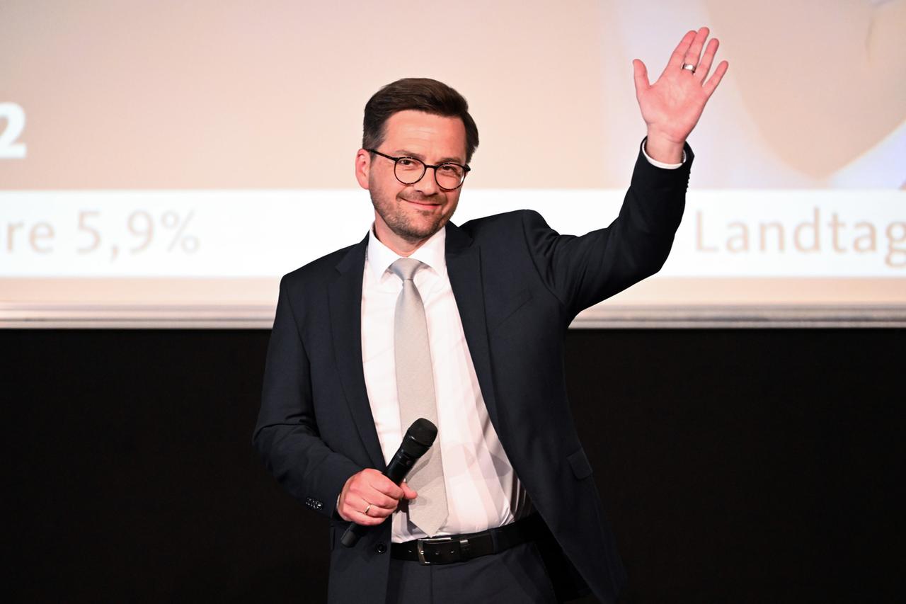 Thomas Kutschaty, SPD-Spitzenkandidat und Vorsitzender der nordrhein-westfälischen SPD, steht nach den ersten Prognosen zur Landtagswahl bei der Wahlparty der SPD in den Düsseldorfer Rheinterrassen auf der Bühne.