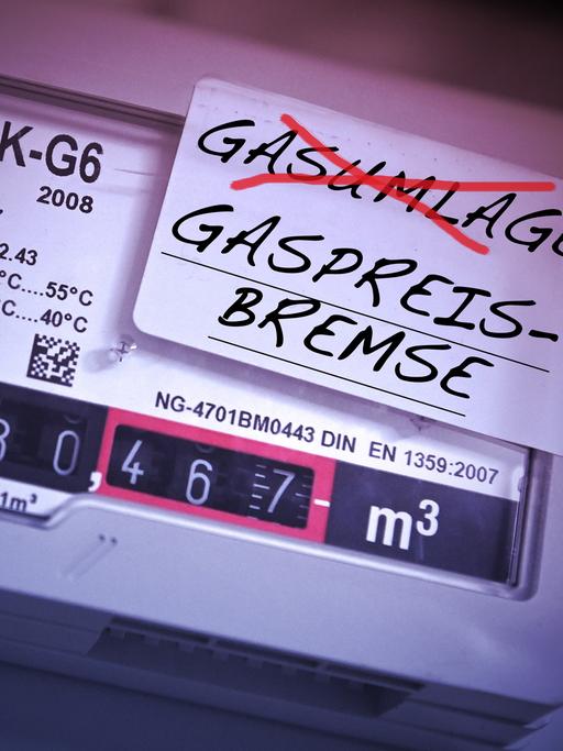 Auf der Fototomontage ist ein Gaszähler zu sehen, im Vordergrund wurde ein Sticker daraufmontiert, auf dem das Wort Gaspreisumlage mit einem roten Stift durchgekreuzt ist, darunter steht nun Gaspreisbremse.