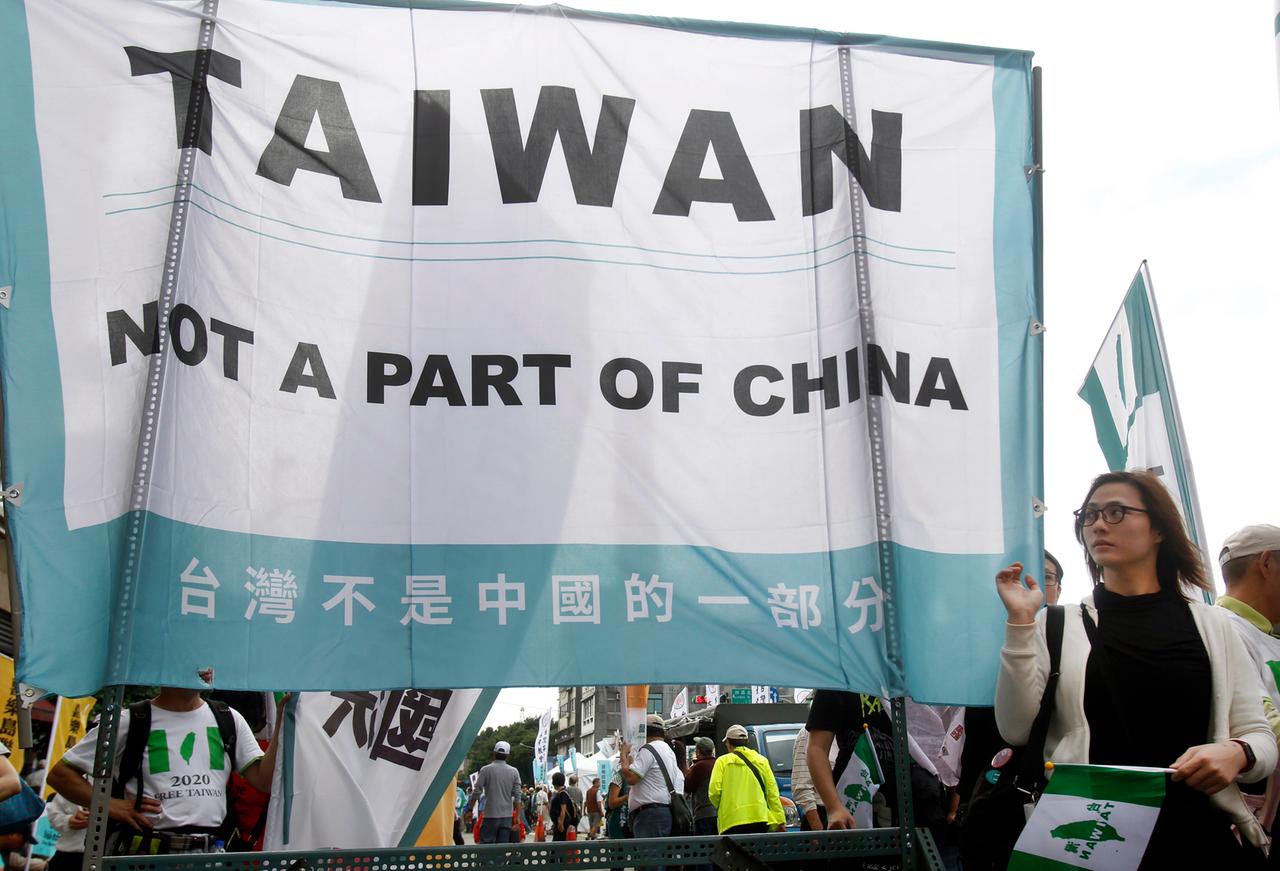 Demonstration in Taiwan für Unabhängigkeit, auf einem Banner steht: "Taiwan - not a part of China" Demonstration in Taiwan für Unabhängigkeit, auf einem Banner steht: "Taiwan - not a part of China"