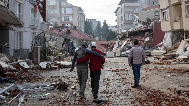 Erschöpfte Helfer und Betroffene des Erdbebens in der Türkei.
