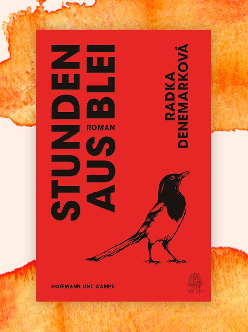 Cover des Romans "Stunden aus Blei" von Radka Denemarková. Vor rotem Hintergrund stehen Titel und Name der Autorin in schwarzen Großbuchstaben um 90 Grad gegen den Uhrzeigersinn gedreht. Auf dem Cover ist außerdem ein illustrierter Vogel zu sehen, ebenfalls in Schwarz. 
