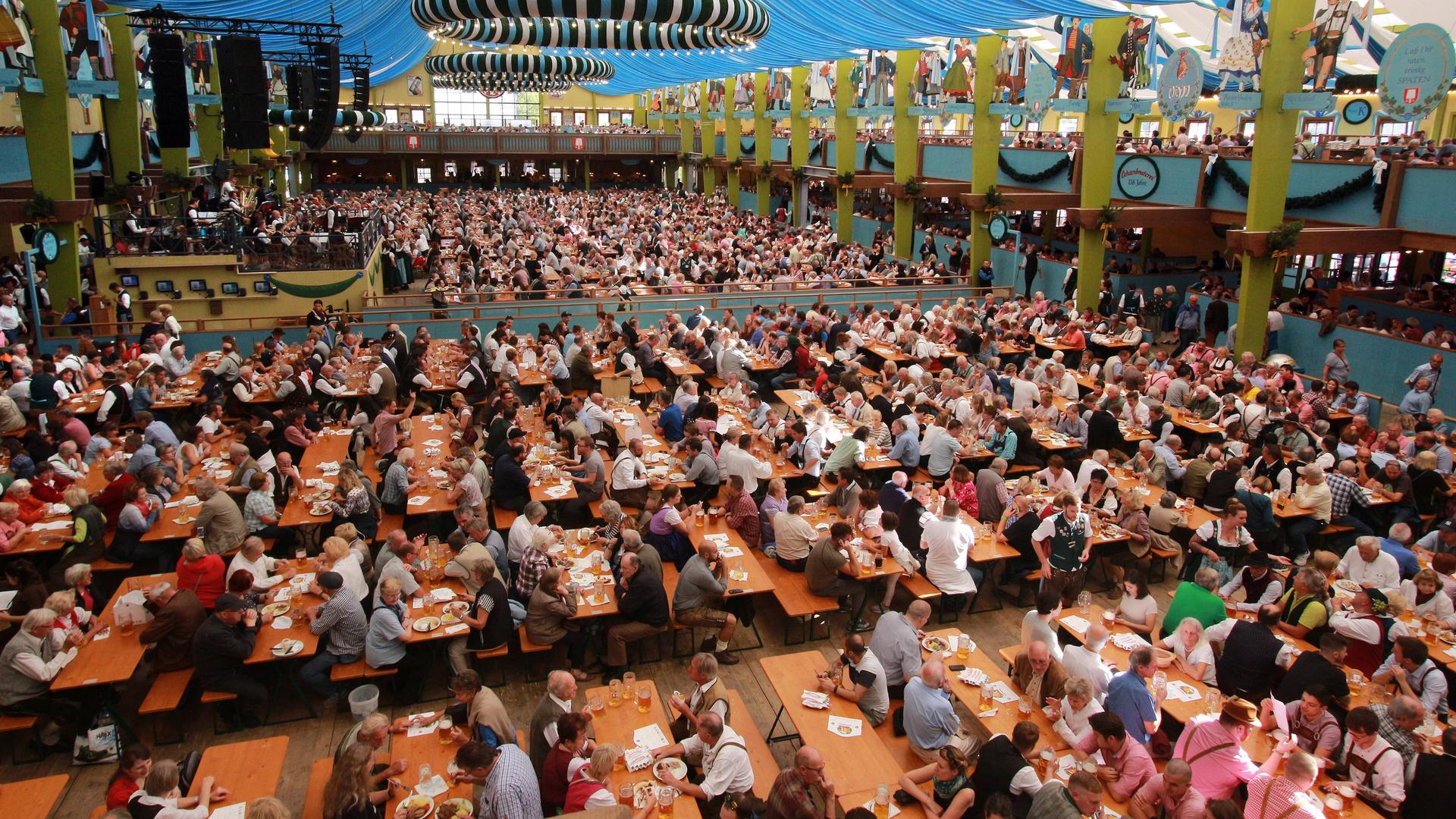 Das vollbesetzte Festzelt Spatenbräu beim Oktoberfest München 2019 Das vollbesetzte Festzelt Spatenbräu beim Oktoberfest München 2019