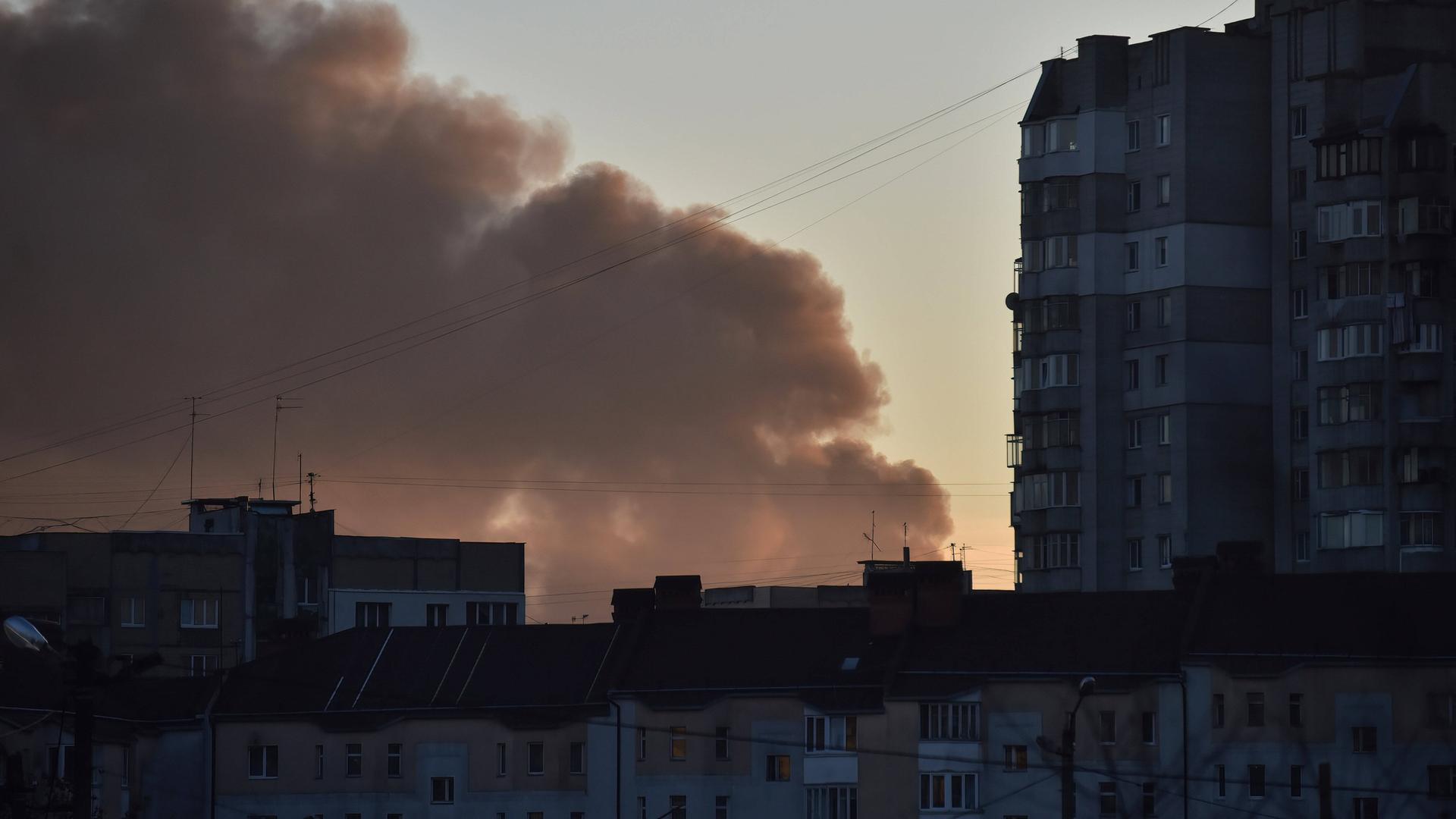 Die Ukraine spricht von 70 abgewehrten Angriffen am 15.11.2022, Russland hat vor allem die Energie-Infrastruktur im Visier. Auch Lemberg im Westen der Ukraine wurde Ziel solcher Angriffe. Die Ukraine spricht von 70 abgewehrten Angriffen am 15.11.2022, Russland hat vor allem die Energie-Infrastruktur im Visier. Auch Lemberg im Westen der Ukraine wurde Ziel solcher Angriffe.