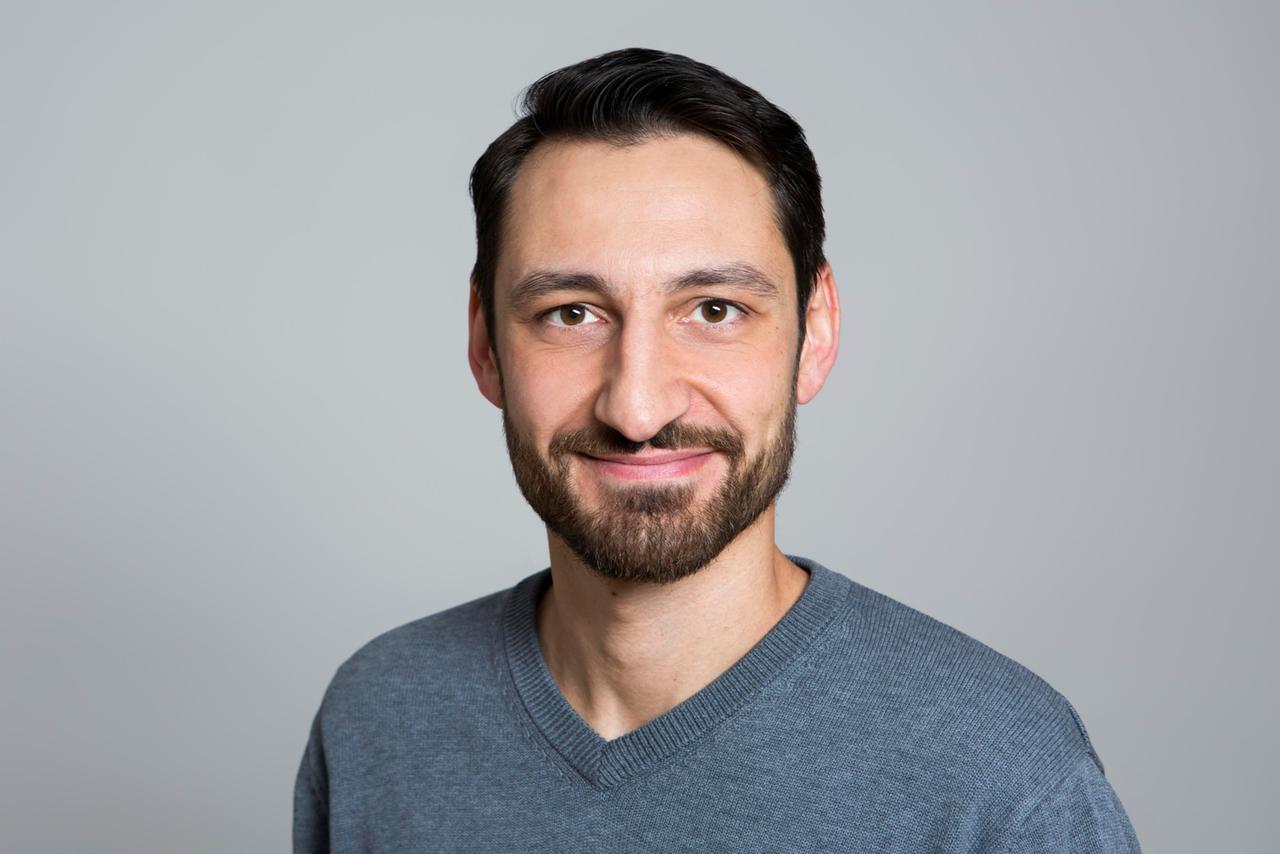 Yunus Yaldiz, der Leiter der Fachstelle Islam im Land Brandenburg, lächelt in die Kamera. Yunus Yaldiz, der Leiter der Fachstelle Islam im Land Brandenburg, lächelt in die Kamera.