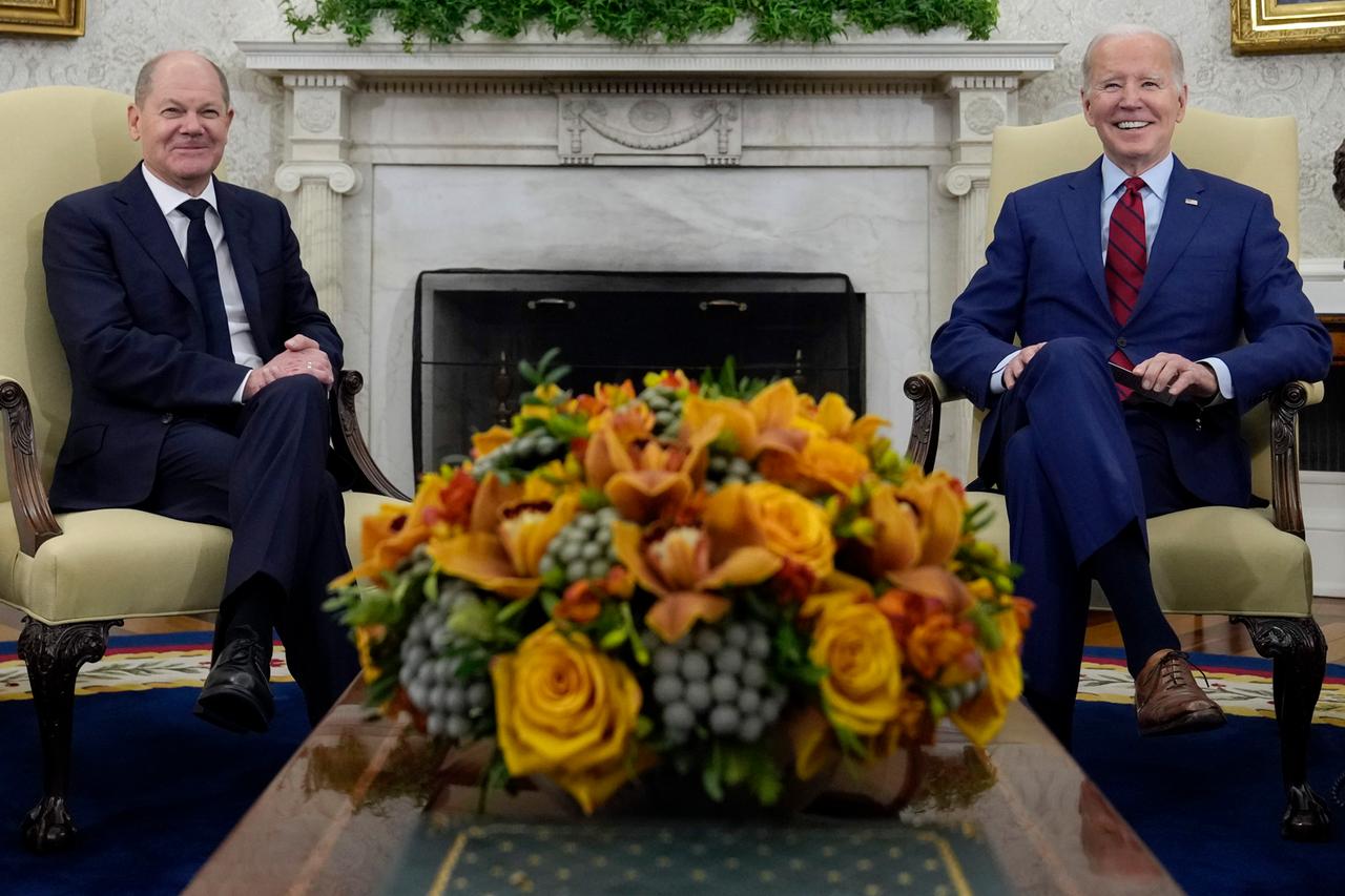 Bundeskanzler Scholz sitzt neben US-Präsident Biden im Oval-Office. Bundeskanzler Scholz sitzt neben US-Präsident Biden im Oval-Office.