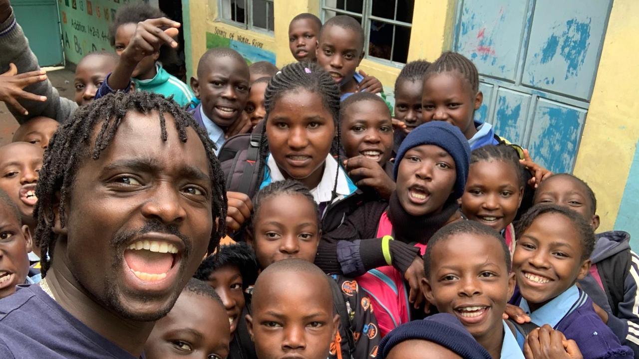 Kevin Ochieng Odour (links) mit Kindern im Slum Kibera in Nairobi. Dort wuchs der Fußballspieler auf.
Kevin Ochieng Odour (links) mit Kindern im Slum Kibera in Nairobi. Dort wuchs der Fußballspieler auf.