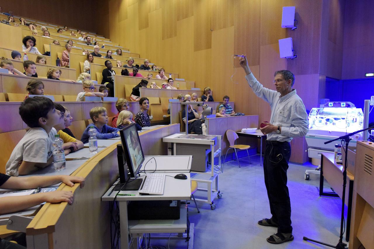05.08.2016 Prof. Christoph Bührer eröffnet mit einer Vorlesung über Neugeborene die Kinderuniversität am Virchow-Campus der Charite. 05.08.2016 Prof. Christoph Bührer eröffnet mit einer Vorlesung über Neugeborene die Kinderuniversität am Virchow-Campus der Charite.