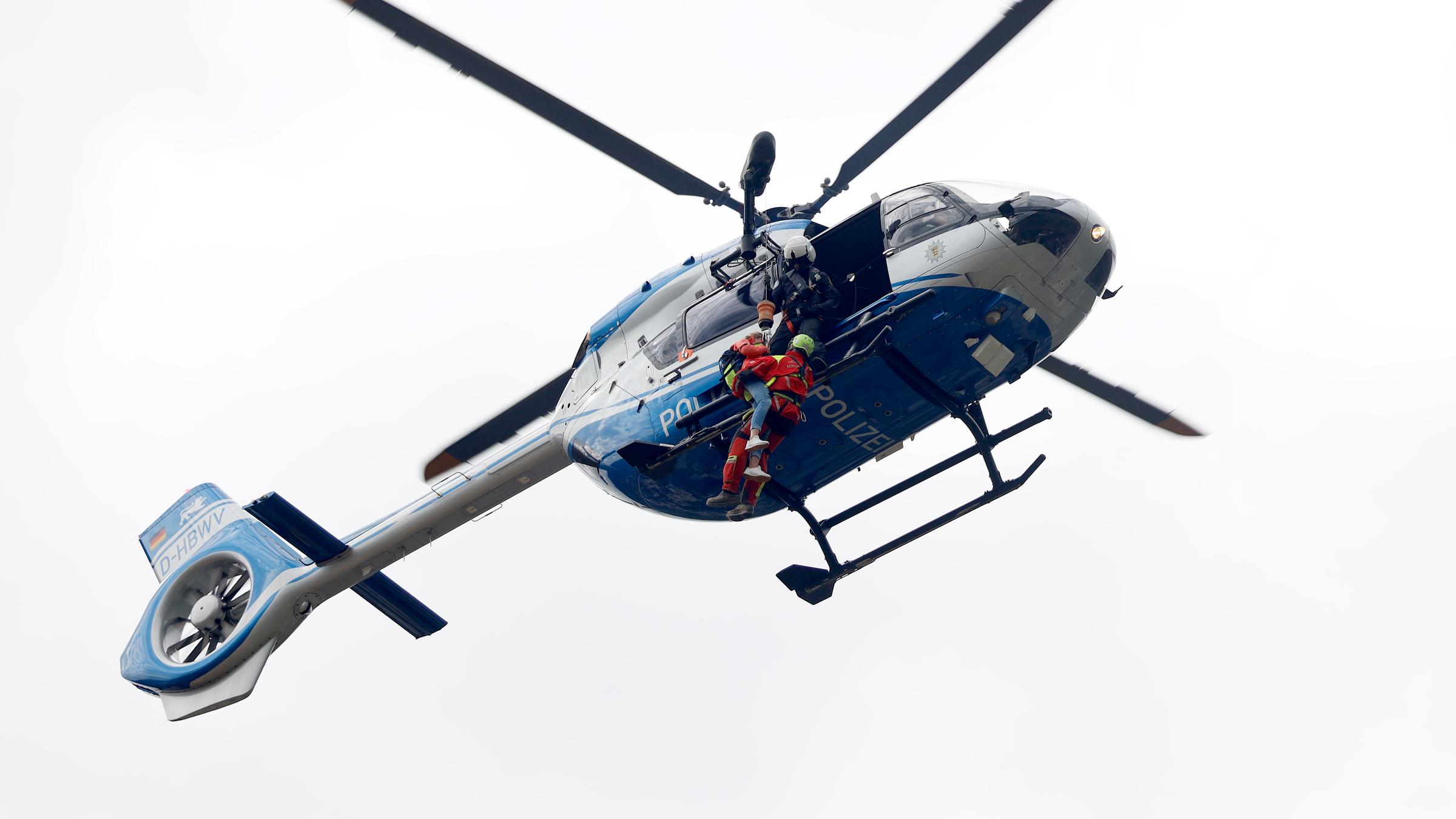 Rettungshelikopter über dem Ort Dernau \(Landkreis Ahrweiler\), der beinahe komplett von den Wassermassen geflutet wurde. 15.07.2021