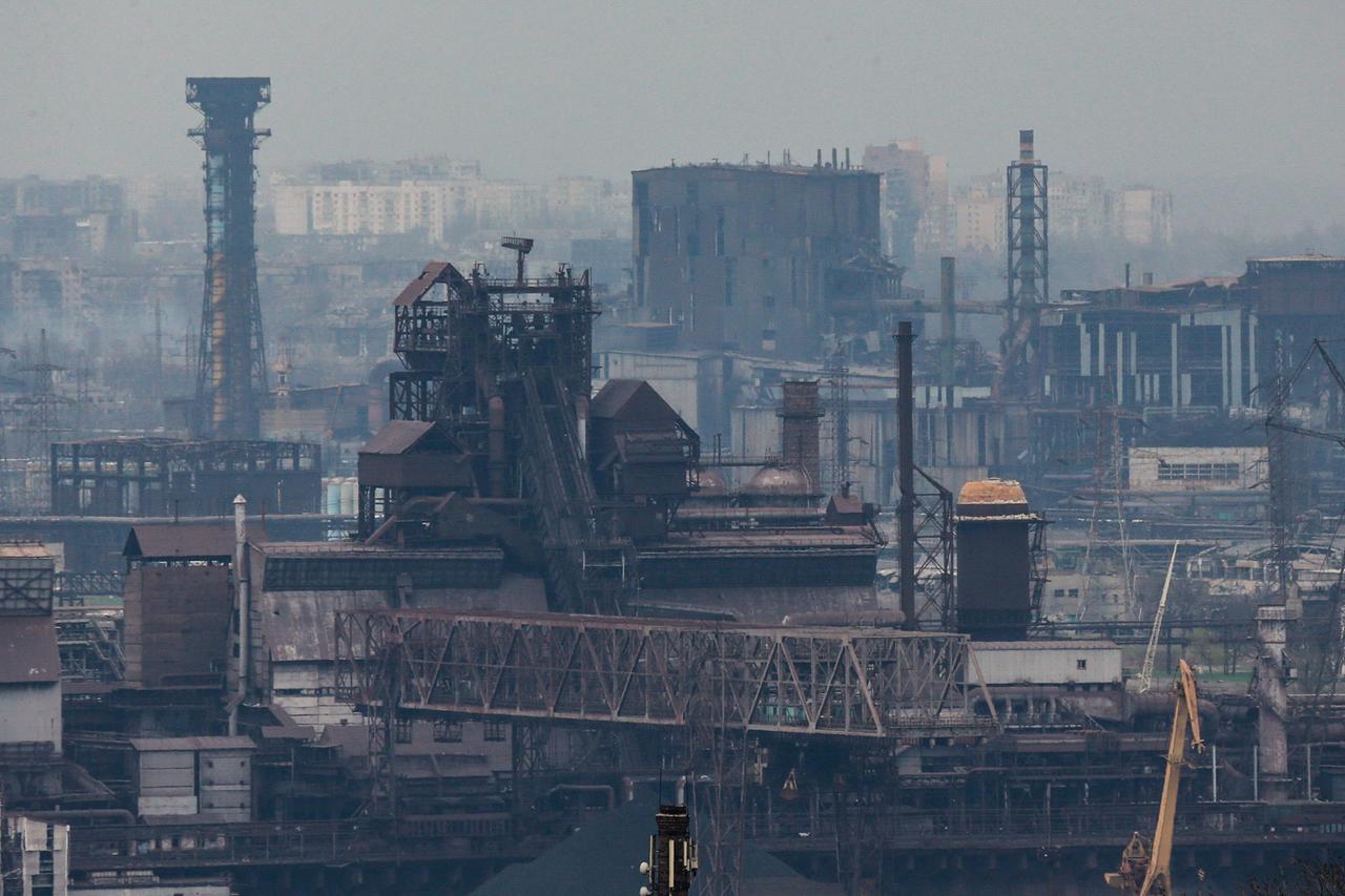 Blick auf das Azovstal-Werk in der ukrainischen Hafenstadt Mariupol. Blick auf das Azovstal-Werk in der ukrainischen Hafenstadt Mariupol.