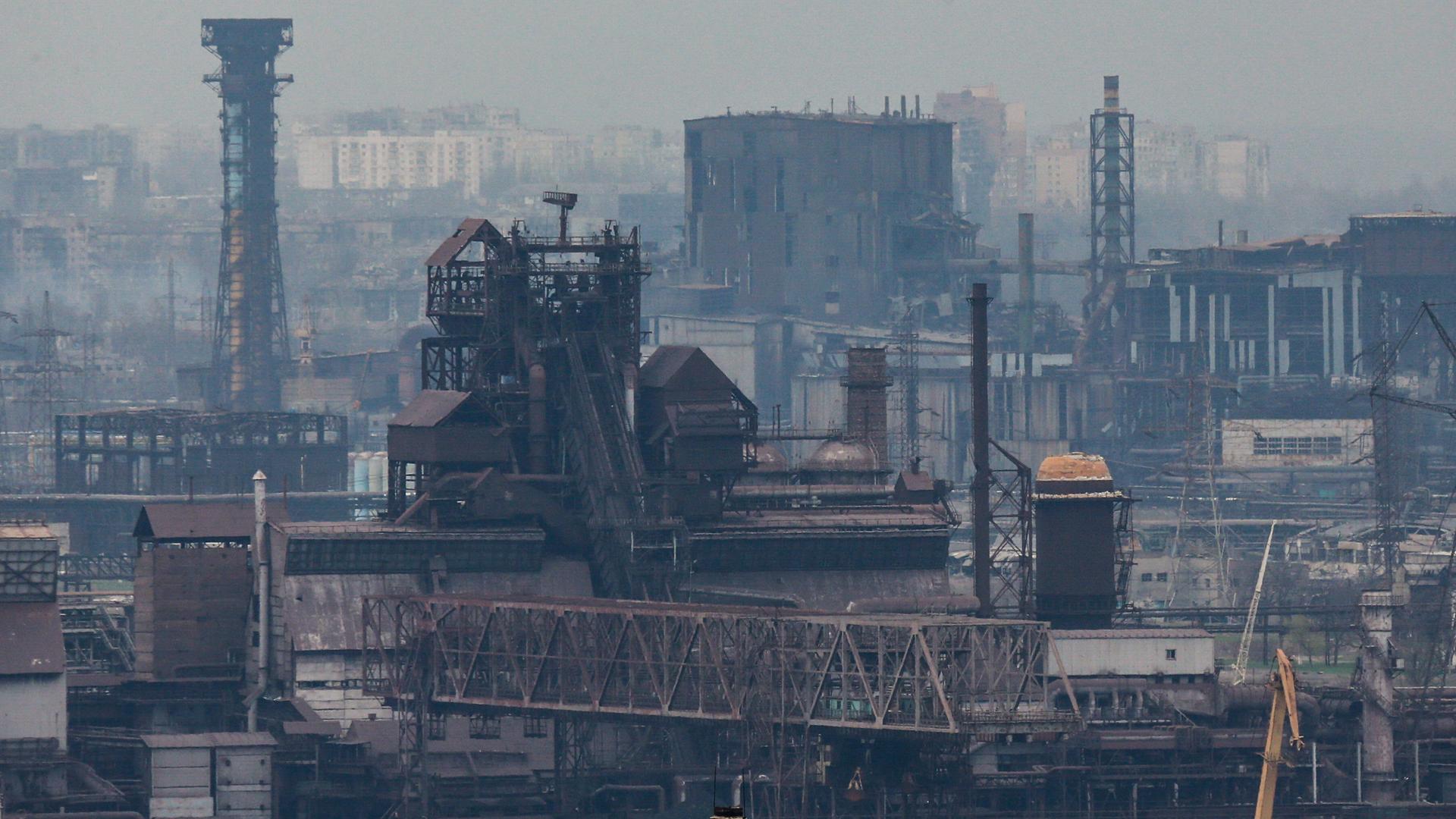 Blick auf das Azovstal-Werk in der ukrainischen Hafenstadt Mariupol.