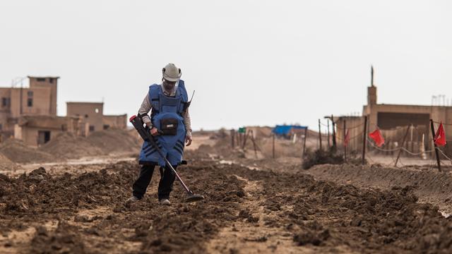 Ein israelischer Arbeiter sucht in den palästinensischen Autonomiegebieten nach Minen.