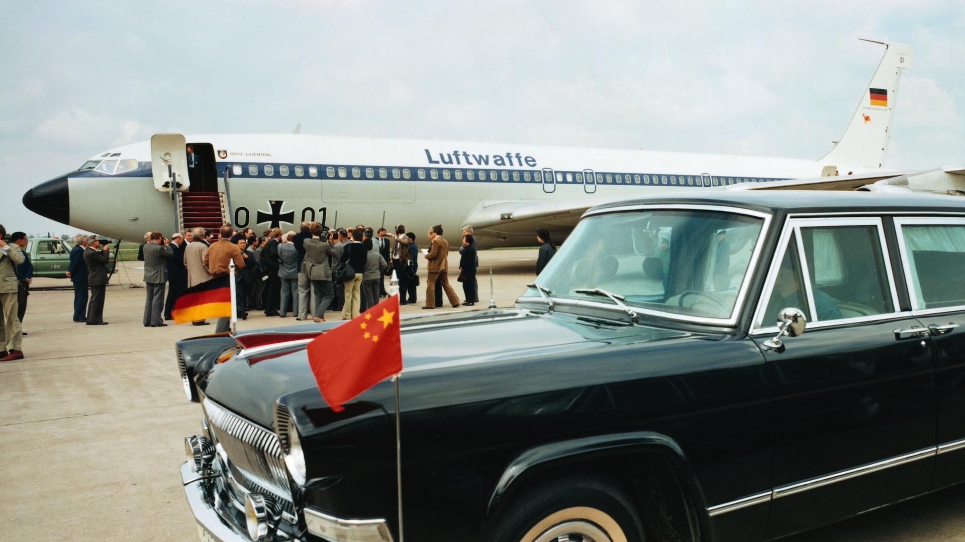 Eine Limousine mit den Standarten der Bundesrepublik Deutschland und der Volksrepublik China auf dem Flughafen von Peking 1972.
