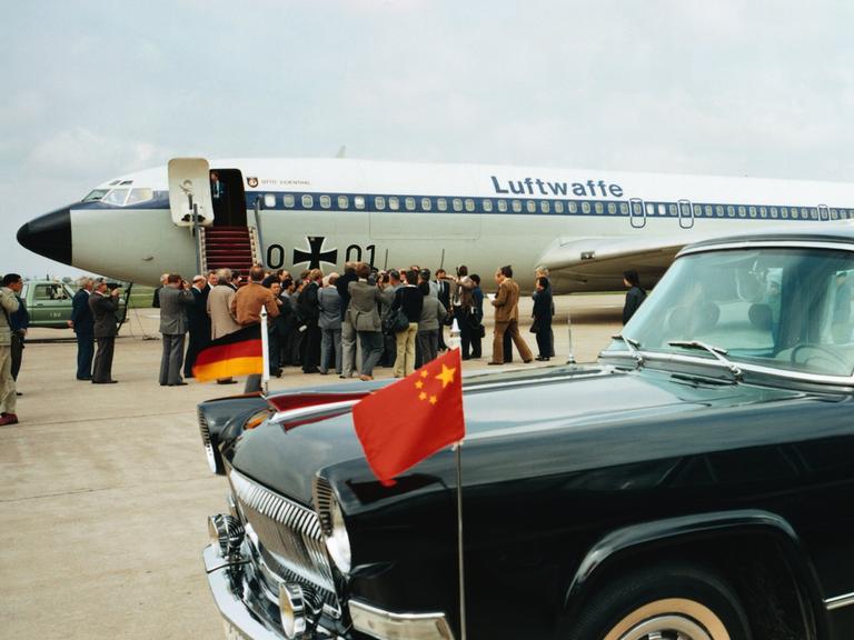 Eine Limousine mit den Standarten der Bundesrepublik Deutschland und der Volksrepublik China auf dem Flughafen von Peking 1972.