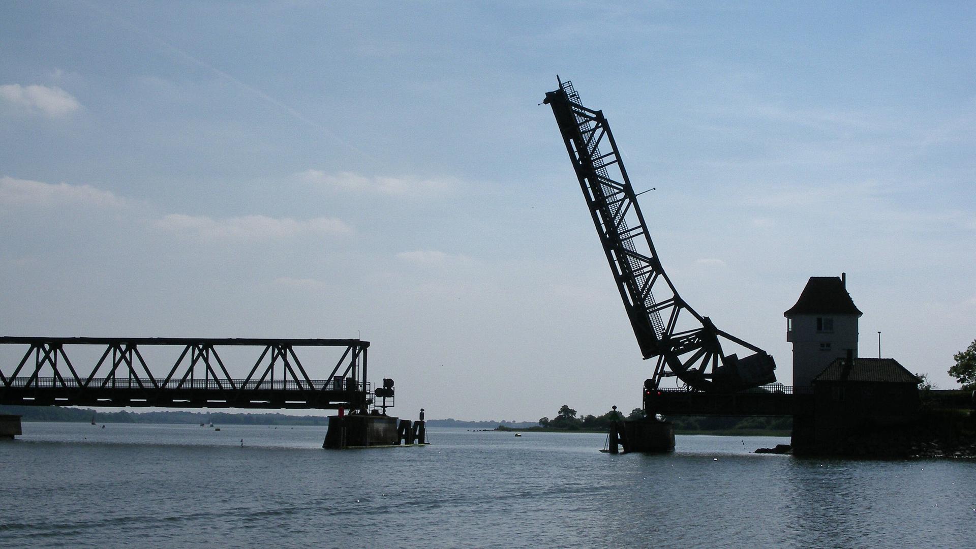 Die Lindaunisbrücke, eine Klappbrücke über der Schlei in Schleswig-Holstein, hebt sich. Die Lindaunisbrücke, eine Klappbrücke über der Schlei in Schleswig-Holstein, hebt sich.