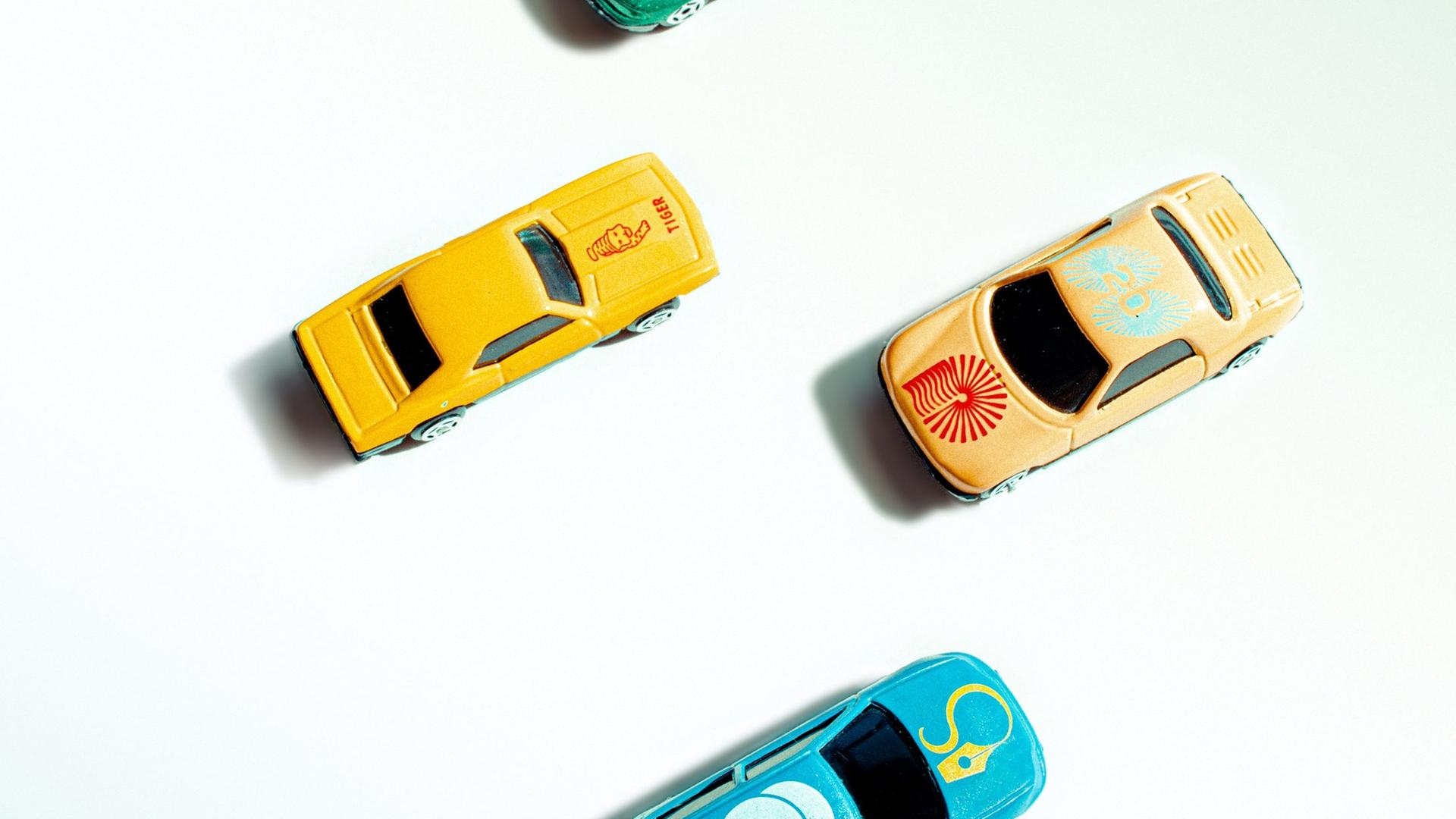 Verschiedene Spielzeugautos aus der Vogelperspektive. Verschiedene Spielzeugautos aus der Vogelperspektive.