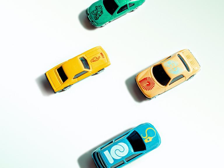 Verschiedene Spielzeugautos aus der Vogelperspektive.