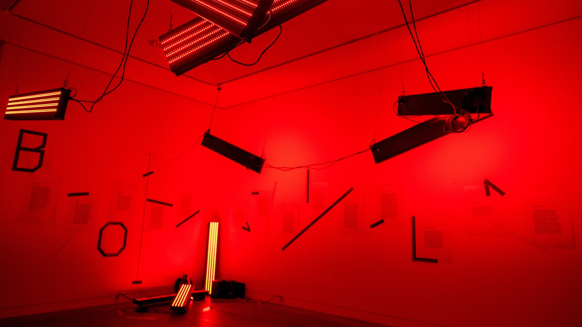In einem Raum einer Werkstatt für das Exilmuseum leuchten Lichter in roter Farbe. In der Werkstatt soll das für 2026 geplante Exilmuseum am früheren Anhalter Bahnhof vorbereitet werden.