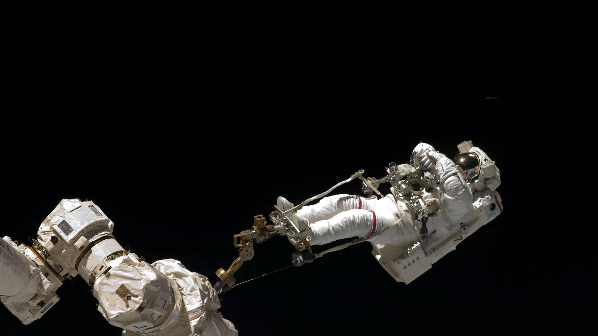 Ein Bild, aus dem Jahr 2009, das von Astronauten an Bord des Space Shuttle Enedeavour aufgenommen wurde: Der Astronaut Dave Wolf bei seinem zweiten Weltraumspaziergang.