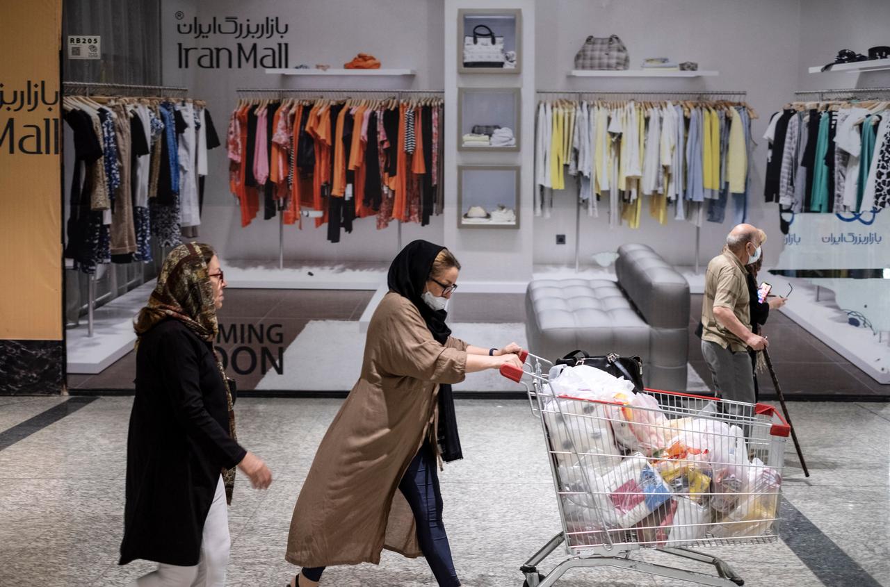 Eine Iranerin schiebt ihren Einkaufswagen durch die Iran Mall. Eine Iranerin schiebt ihren Einkaufswagen durch die Iran Mall.