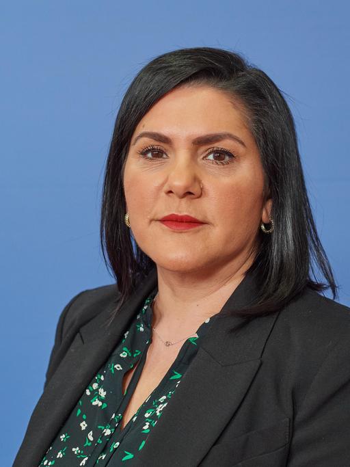 Aktivistin Mariam Claren. Eine Frau mit langen dunklen Haaren schaut in die Kamera.