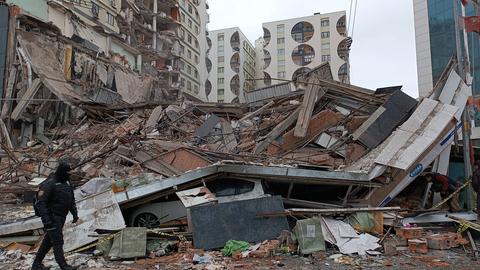 Ein durch ein Erdbeben eingestürztes Haus in der türkischen Stadt Diyarbakir.