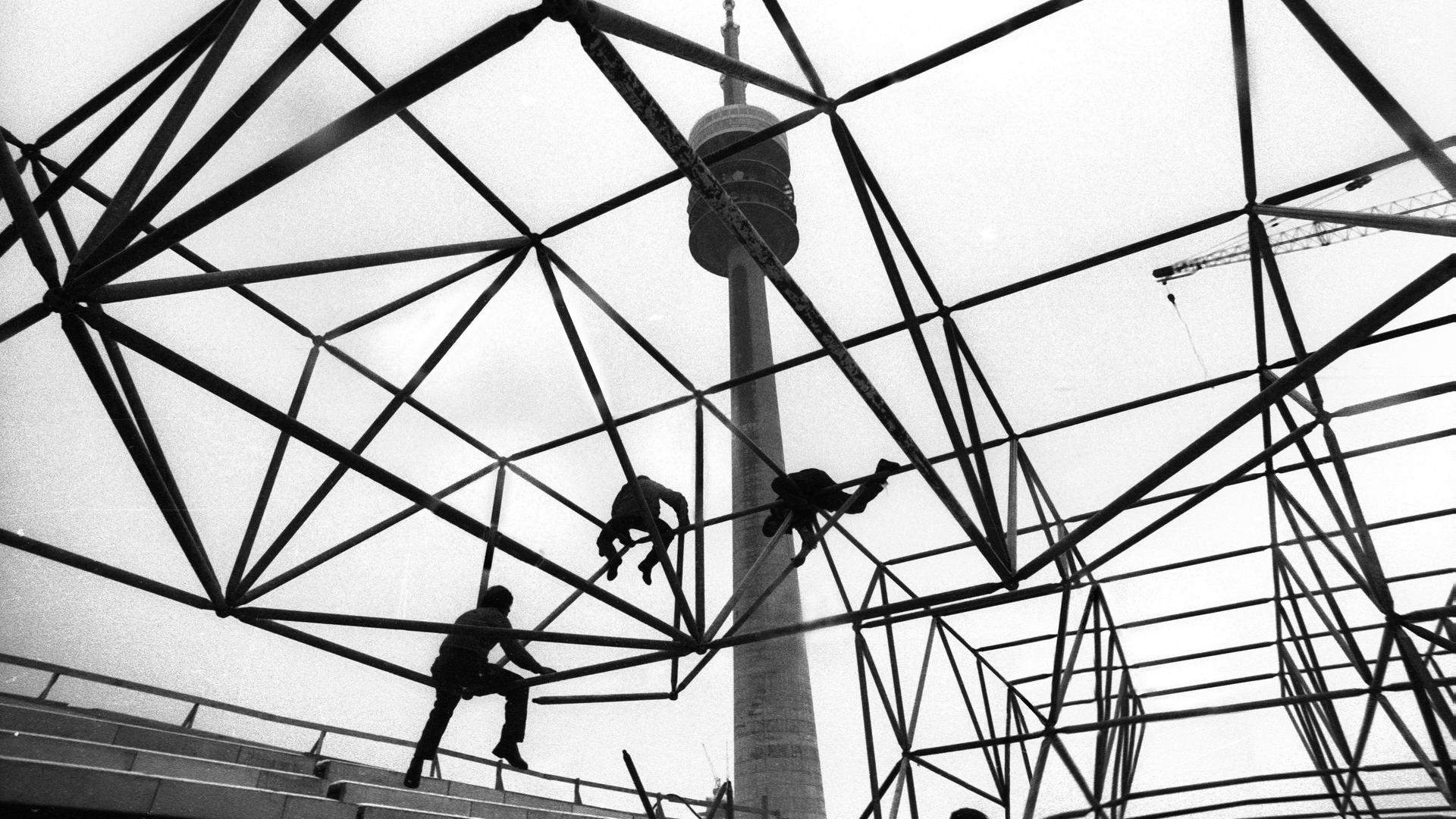 Bauarbeiter setzten eine Dachkonstruktion für die Olympischen Spiele 1972 zusammen. Bauarbeiter setzten eine Dachkonstruktion für die Olympischen Spiele 1972 zusammen.