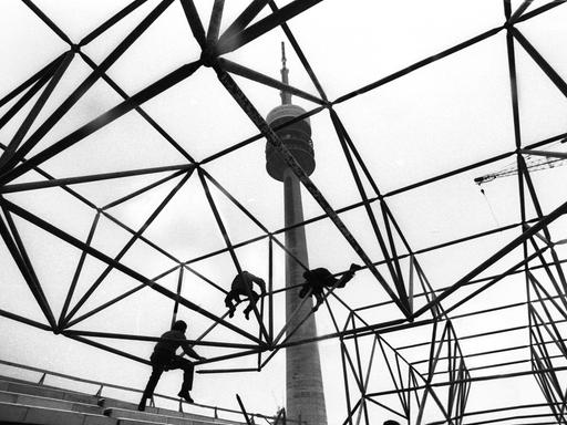 Bauarbeiter setzten eine Dachkonstruktion für die Olympischen Spiele 1972 zusammen.