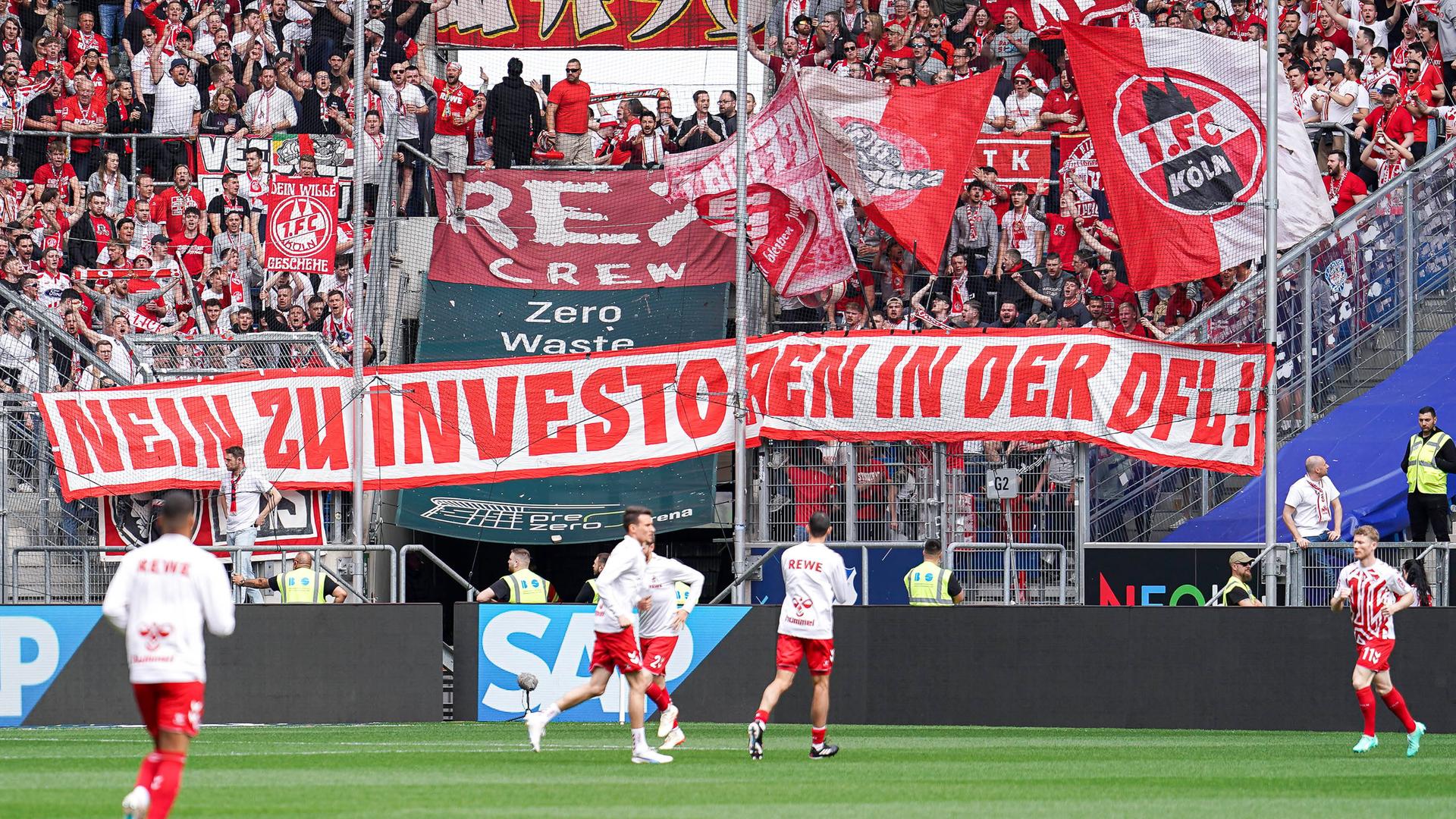 Kritik an den Plänen der DFL: Die mitgereisten Ultras vom 1. FC Köln zeigten beim Spiel gegen Hoffenheim einen Banner mit der Aufschrift: Nein zu Investoren in der DFL. Kritik an den Plänen der DFL: Die mitgereisten Ultras vom 1. FC Köln zeigten beim Spiel gegen Hoffenheim einen Banner mit der Aufschrift: Nein zu Investoren in der DFL.