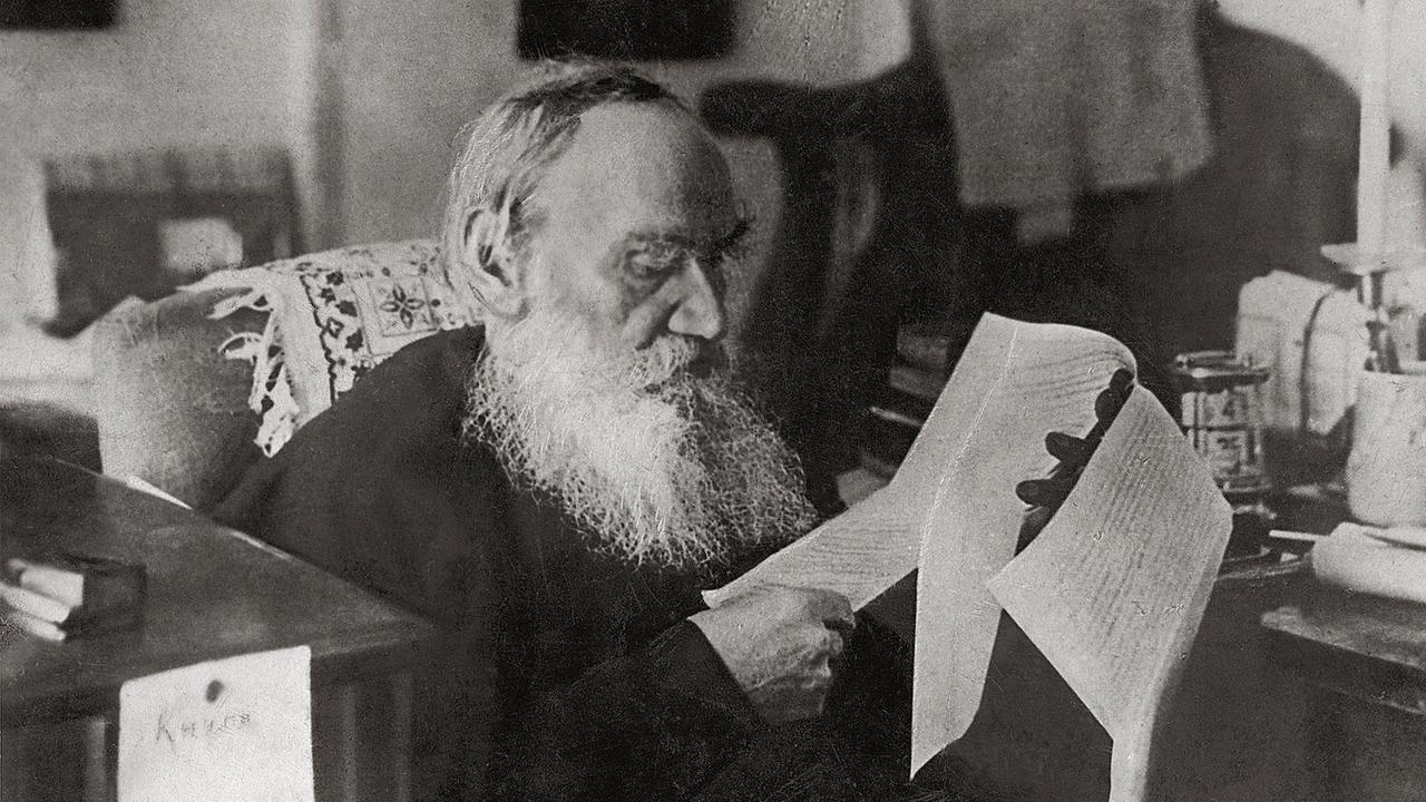 Porträt aus dem Jahr 1909 von Leon Tolstoi (1828-1910), russischer Schriftsteller. Porträt aus dem Jahr 1909 von Leon Tolstoi (1828-1910), russischer Schriftsteller.
