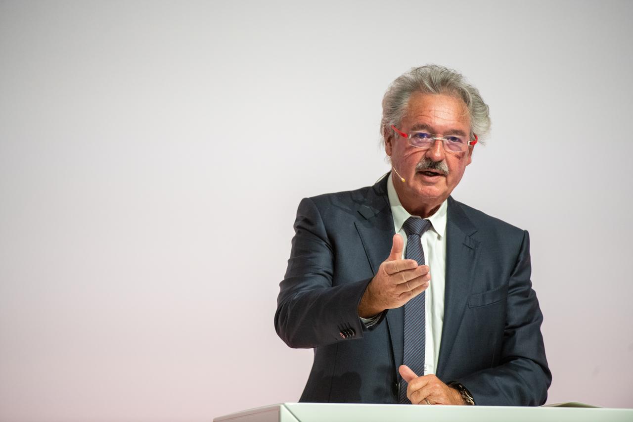 Jean Asselborn,Außenminister von Luxemburg, spricht beim an einem weißen Rednerpult Jean Asselborn,Außenminister von Luxemburg, spricht beim an einem weißen Rednerpult