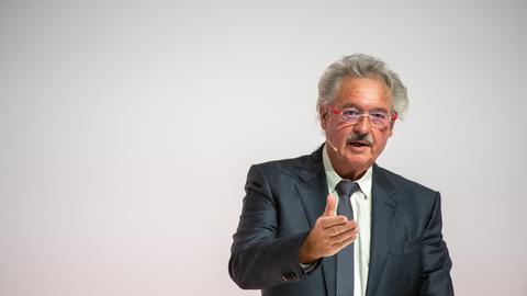 Jean Asselborn,Außenminister von Luxemburg, spricht beim an einem weißen Rednerpult