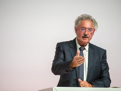 Jean Asselborn, Außenminister von Luxemburg, spricht an einem weißen Rednerpult