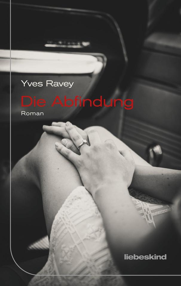 Das Cover des Krimis von Yves Ravey, "Die Abfindung". Es zeigt neben dem Namen des Autors und dem Titel ein Foto einer Frau im Fond eines Autos. Von ihr sind lediglich die Beine und die Hände zu sehen, am Ringfinger der linken Hand trägt sie einen Ring. Sie trägt einen weißen Rock. Das Buch ist auf der Krimibestenliste von Deutschlandfunk Kultur