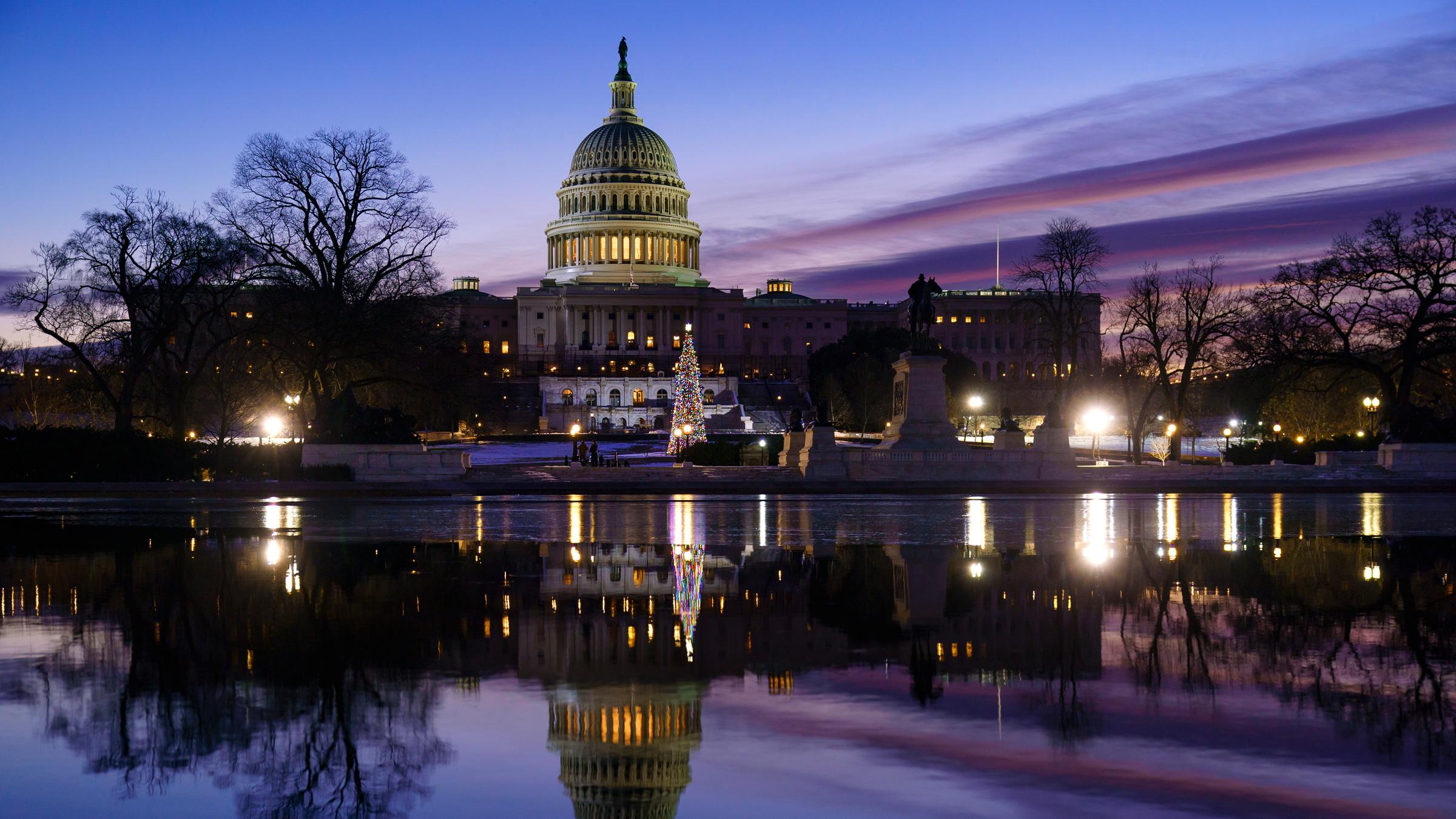 Der Blick auf das Capitol in der Dämmerung in Washington. 