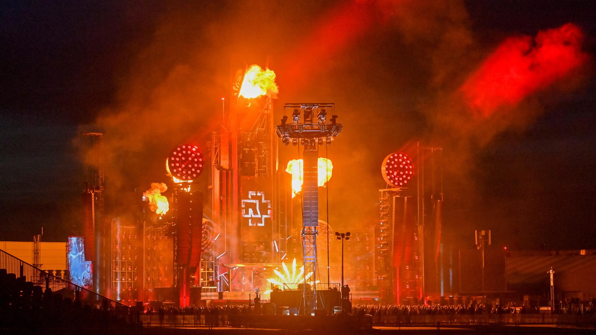 Stahlgerüste, Pyrotechnik und Rauch dominieren die Bühne von Rammstein. Stahlgerüste, Pyrotechnik und Rauch dominieren die Bühne von Rammstein.