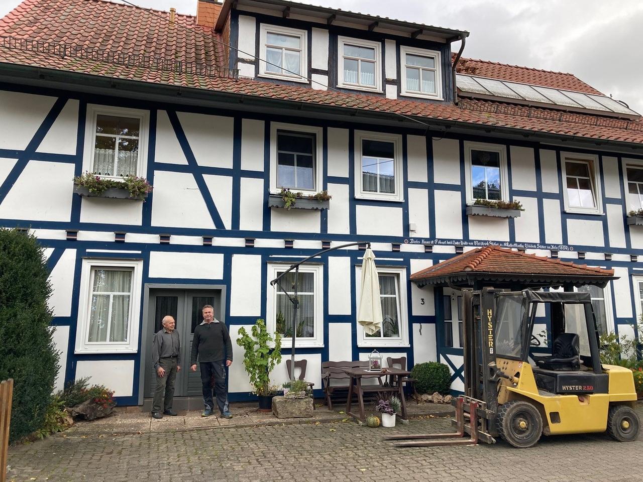 Horst Stöber (li.) mit seinem Sohn Thomas vor ihrem Fachwerkhof Horst Stöber (li.) mit seinem Sohn Thomas vor ihrem Fachwerkhof