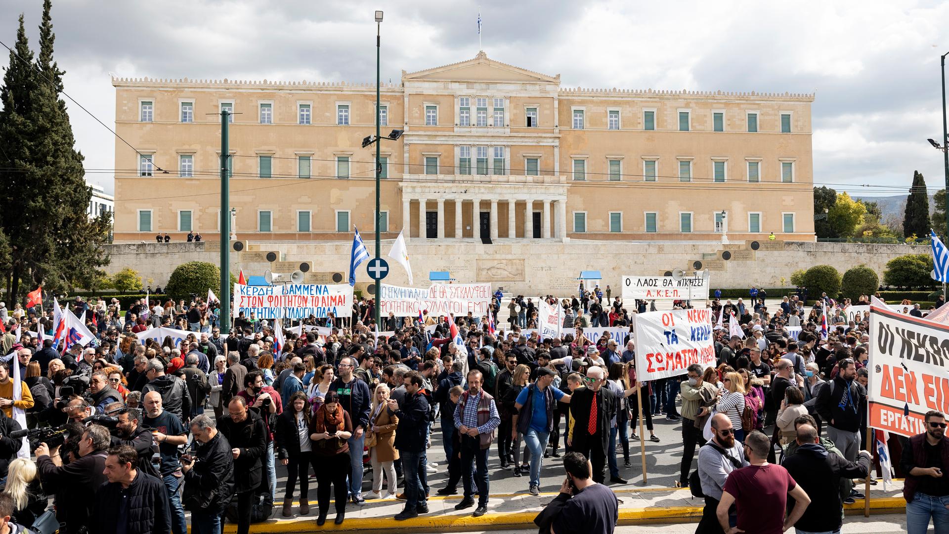 Nach Zugunglück und Protesten - Parlamentswahlen in Griechenland für Mai geplant