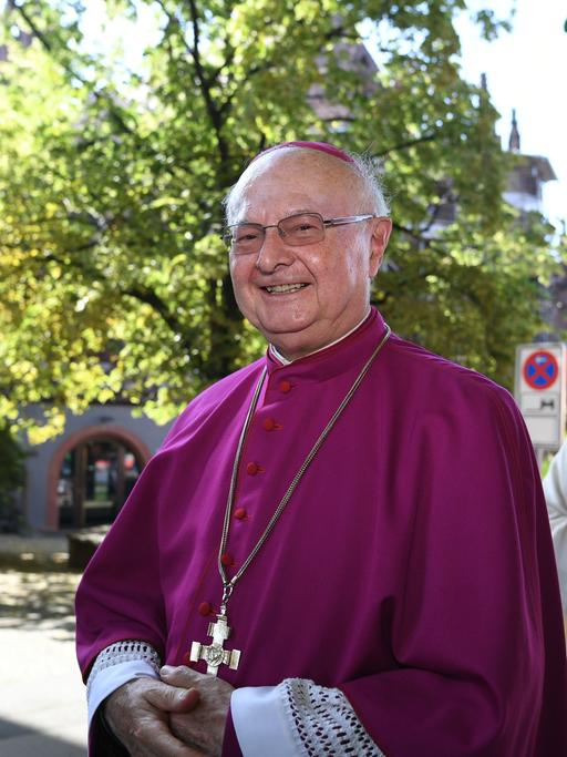 Der ehemalige Freiburger Erzbischof Robert Zollitsch läuft nach der Bischofsweihe von Christian Würtz am Münster vorbei.