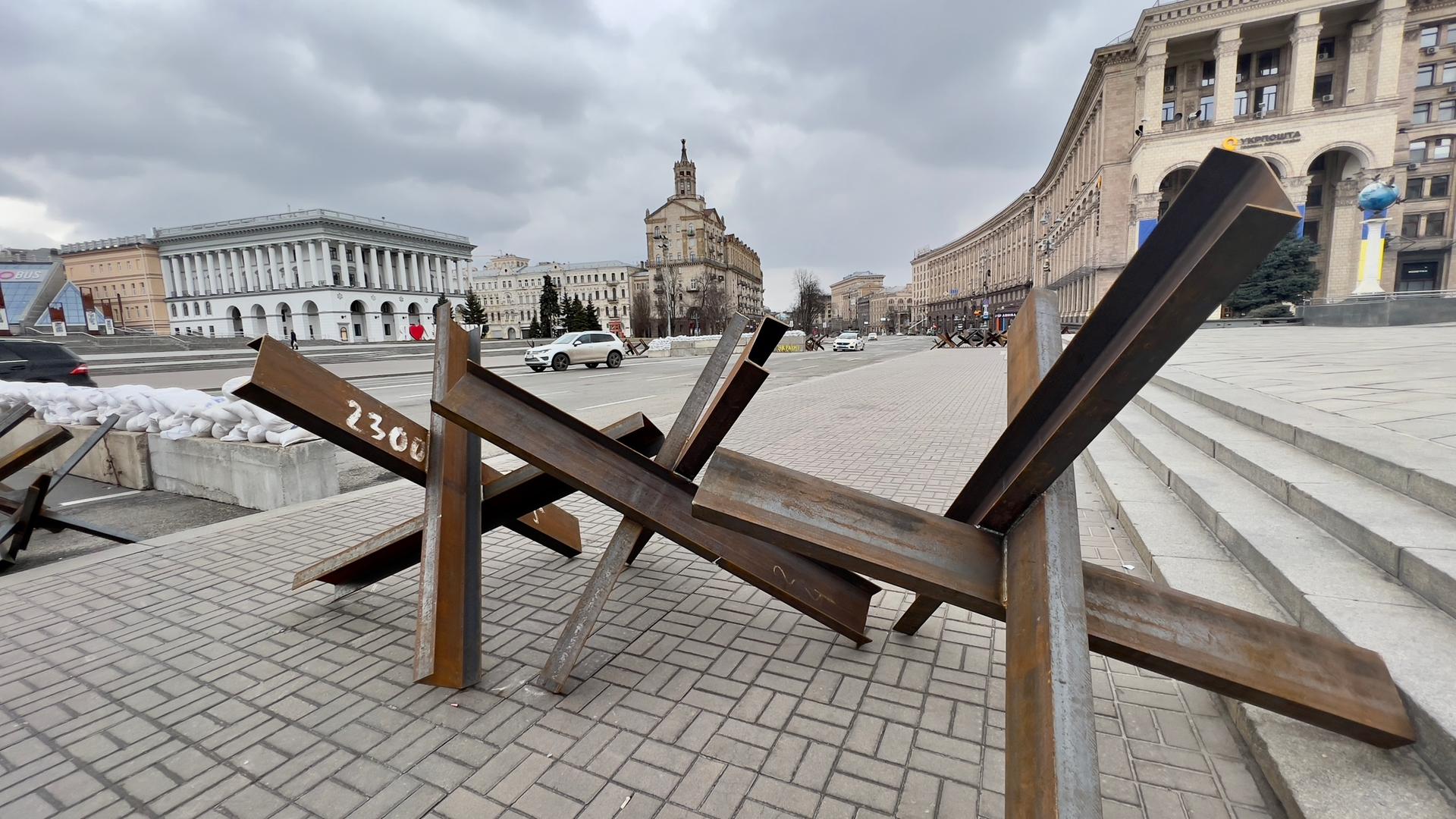 Eine Absperrung zum Schutz vor russischen Panzern in Kiew. Eine Absperrung zum Schutz vor russischen Panzern in Kiew.