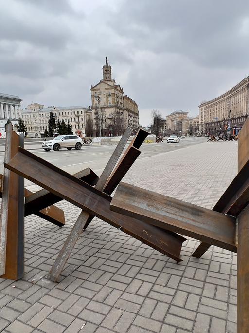 Eine Absperrung zum Schutz vor russischen Panzern in Kiew.