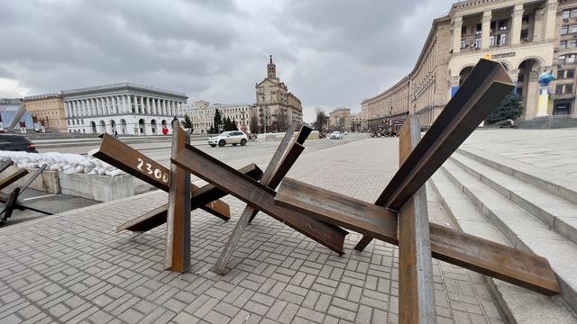 Eine Absperrung zum Schutz vor russischen Panzern in Kiew.