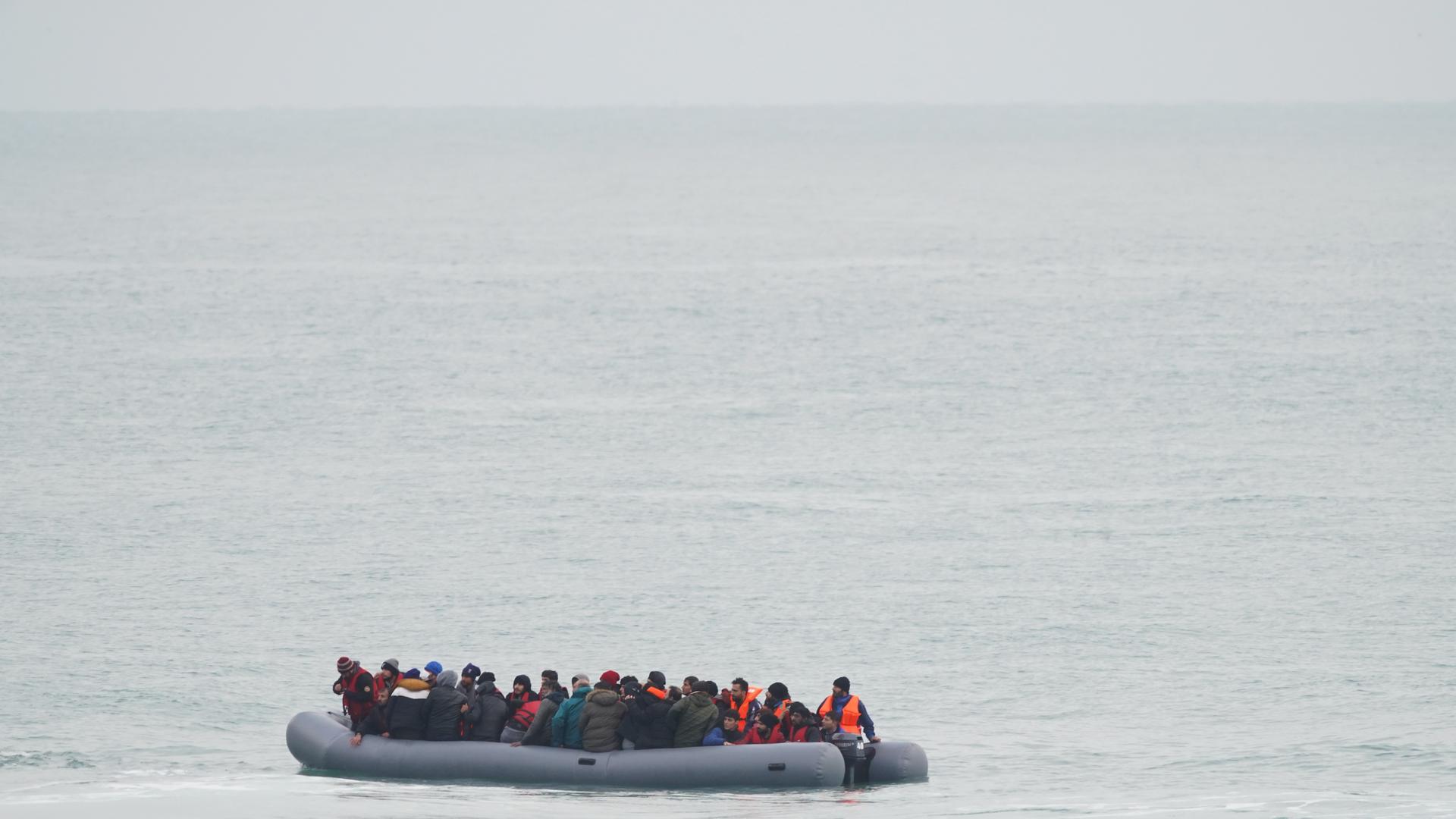 Eine Gruppe in einem Schlauchboot auf dem Ärmelkanal unweit des Folkestone Harbour in Kent